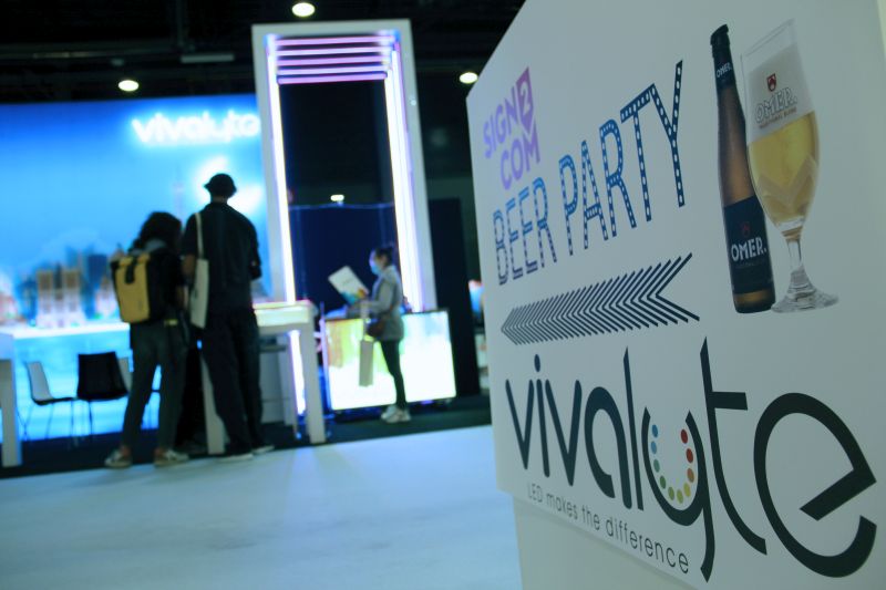 Sign2Com Vivalyte stand with interactive led lightbox, Vivalyte Beer