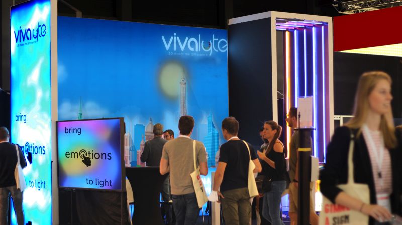 Sign2Com Vivalyte stand with interactive led lightbox, and dynamic lightbox led