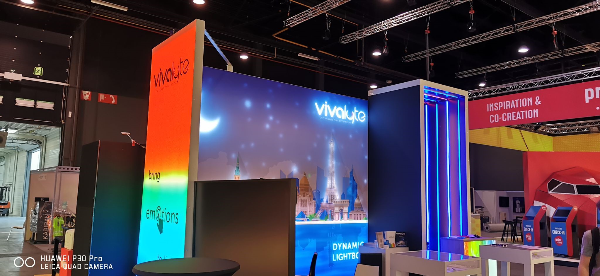 Sign2Com Vivalyte stand with interactive lightbox